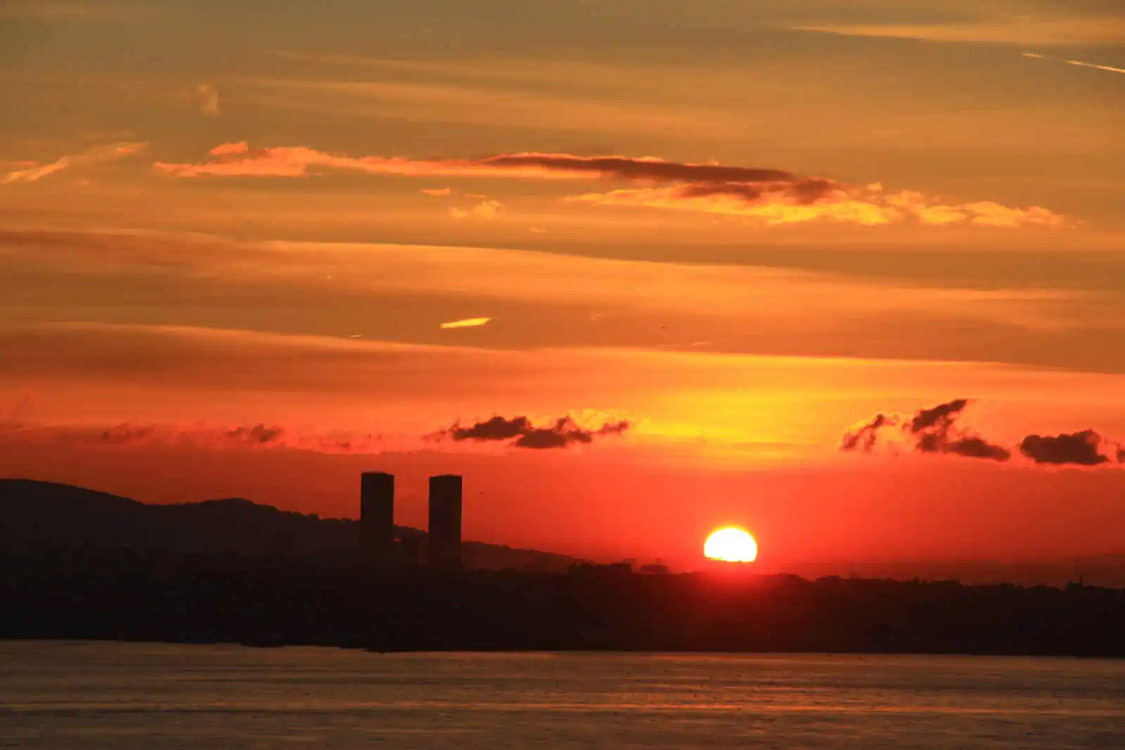 Coucher de soleil sur le détroit d'Istanbul, mer de Thrace, Turquie
