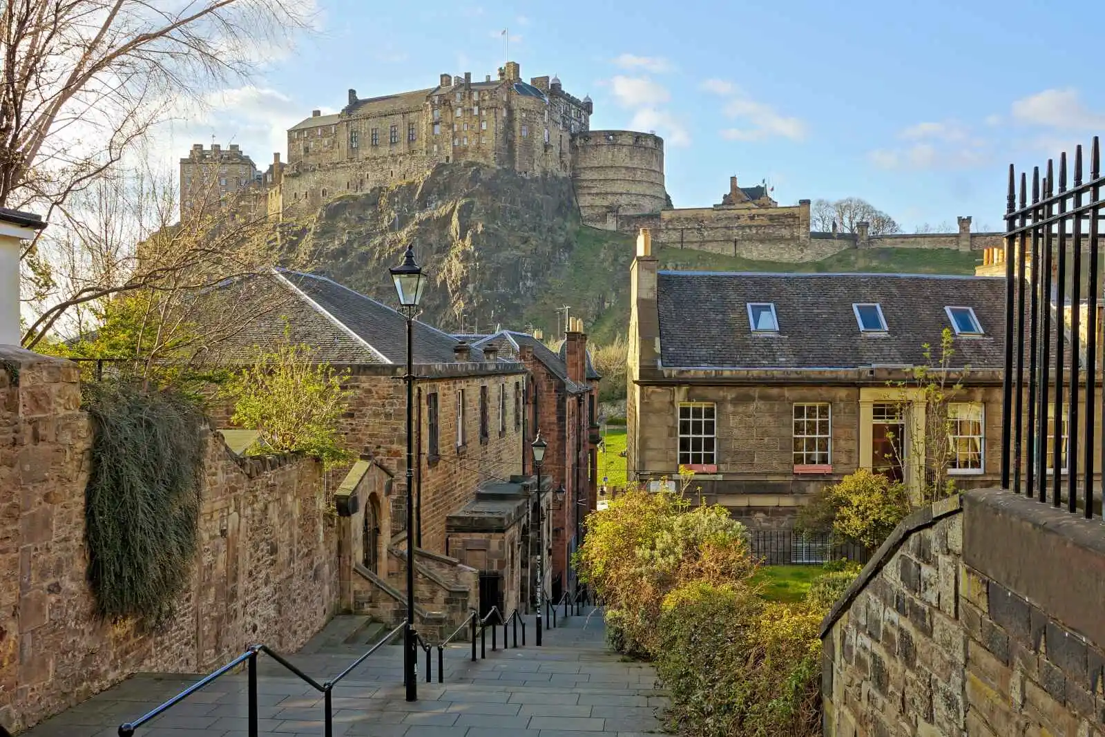 Vue sur le château d'Edimbourg depuis une rue de la vieille ville, Edimbourg