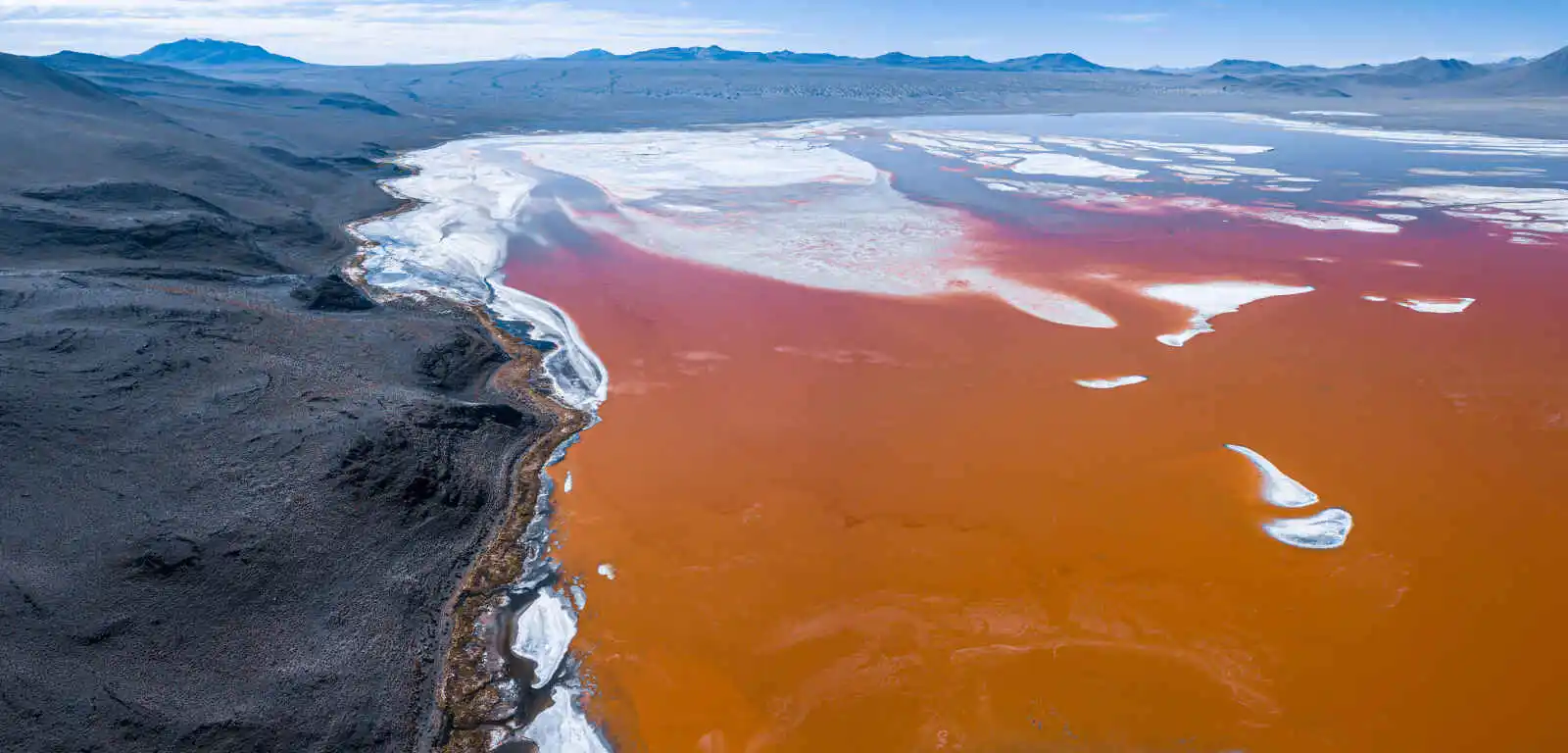 Vue aérienne du lac salé Laguna Colorada, Altiplano, Bolivie