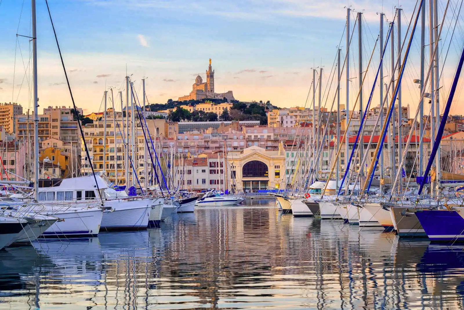 Vieux Port et Basilique Notre-Dame de la Garde en fond, Marseille, France