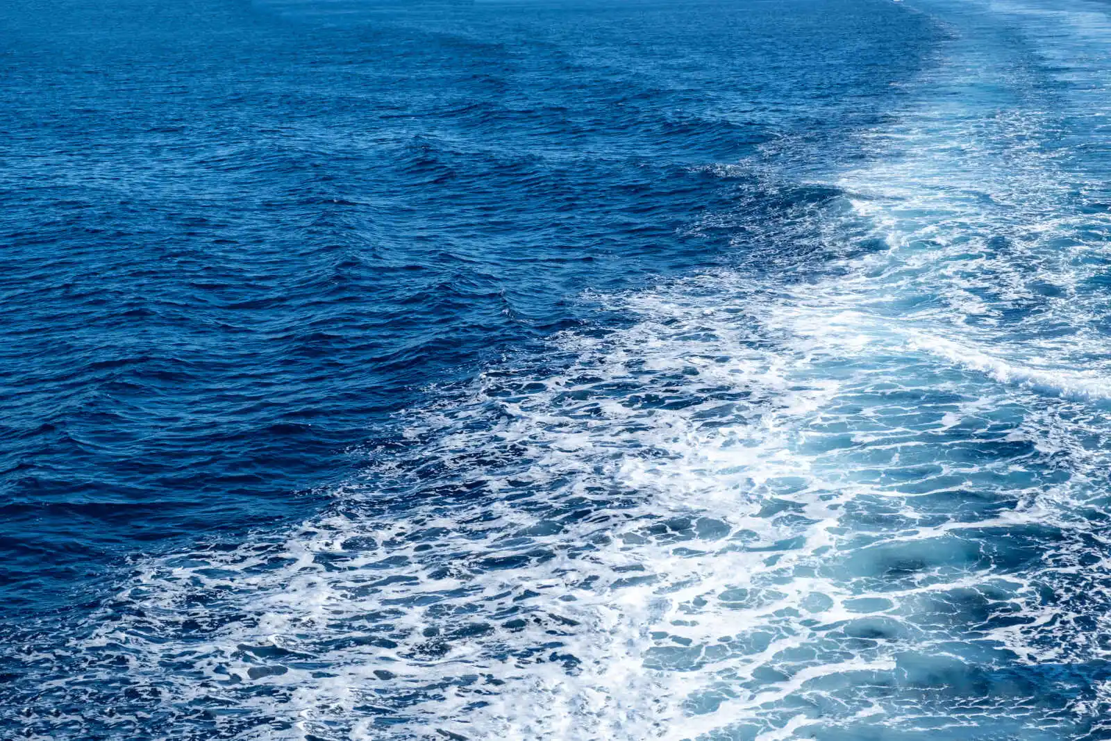 Écume du sillage d'un bateau dans la mer