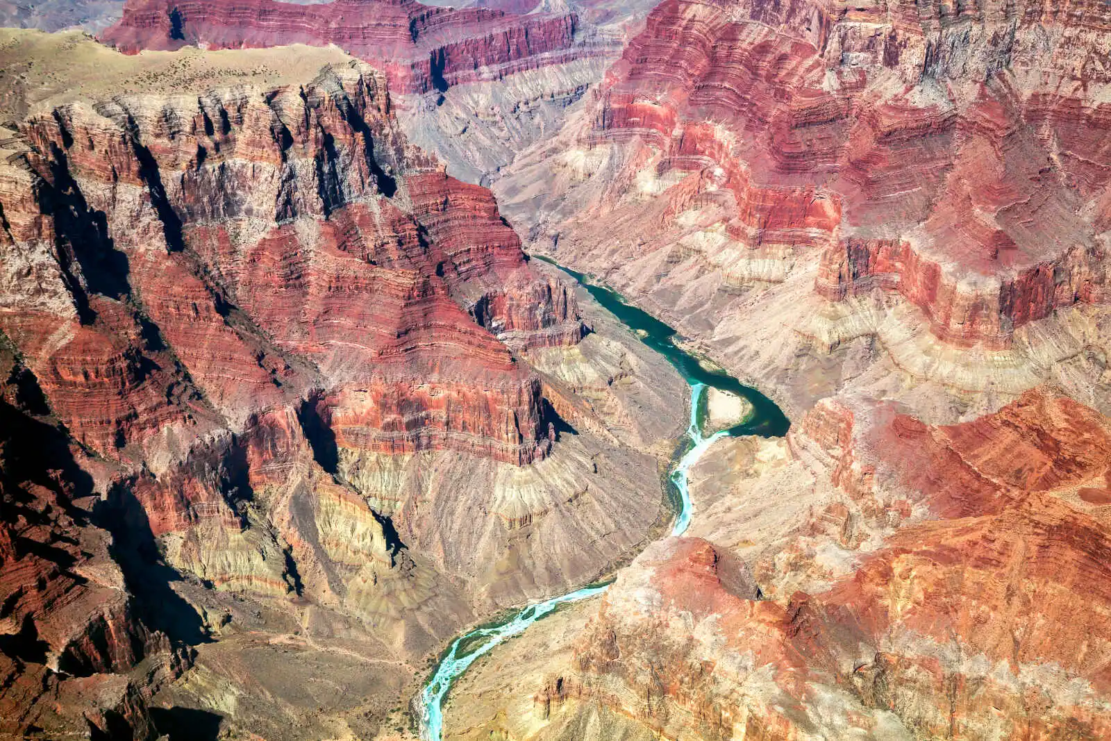 Vue aérienne de la rivière du Colorado traversant le Grand Canyon, Arizona