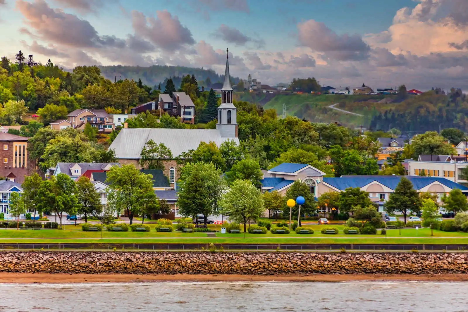 Village le long du fjord du Saguenay, Québec, Canada