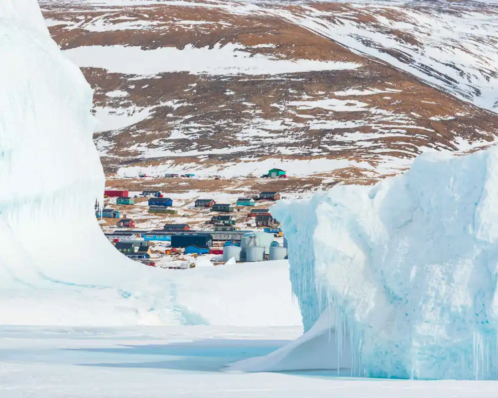 Icebergs en face du village de Qaanaaaq, Groenland