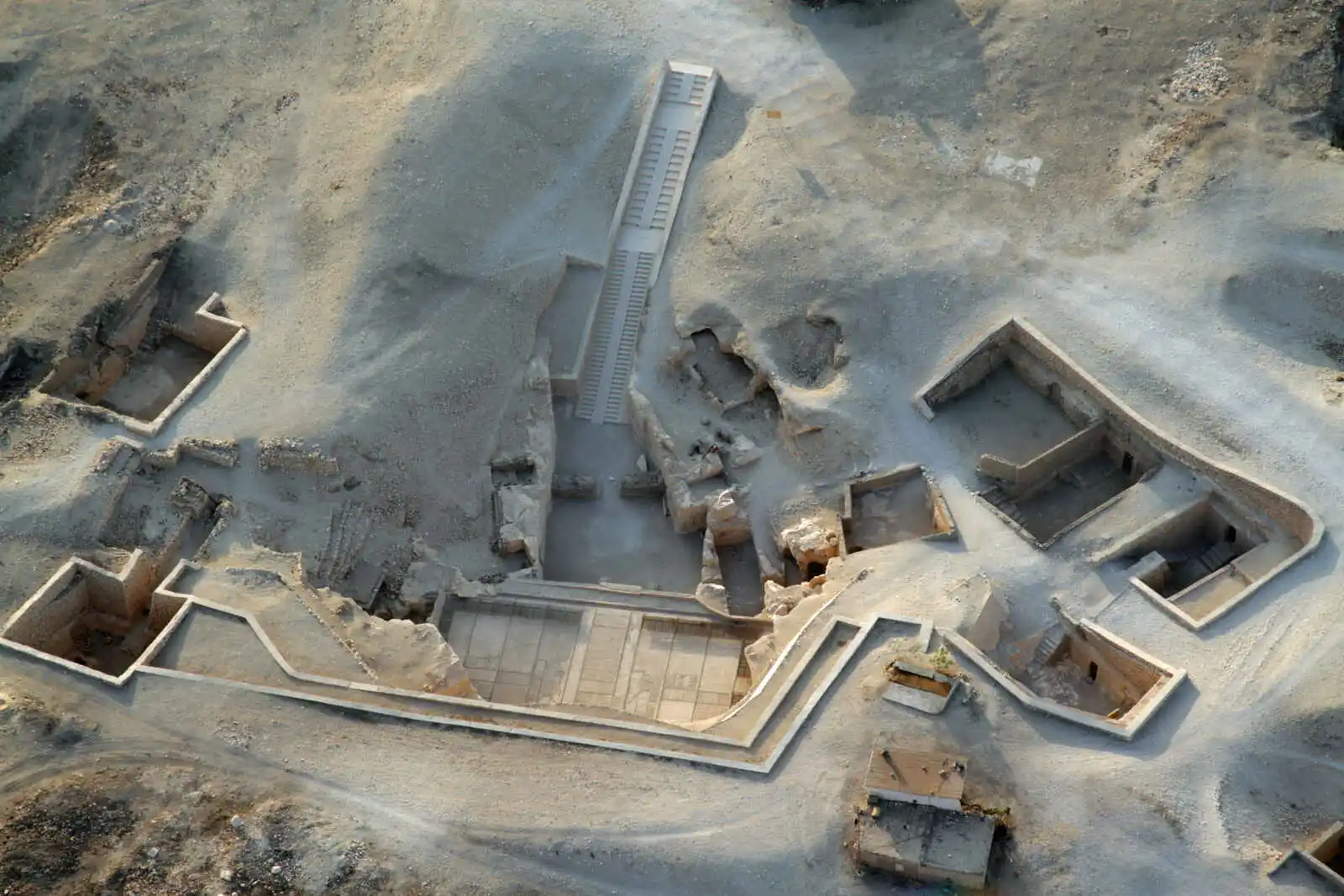 Vue aérienne sur le complexe d'une tombe, Vallée des Rois, région de Louxor, Egypte