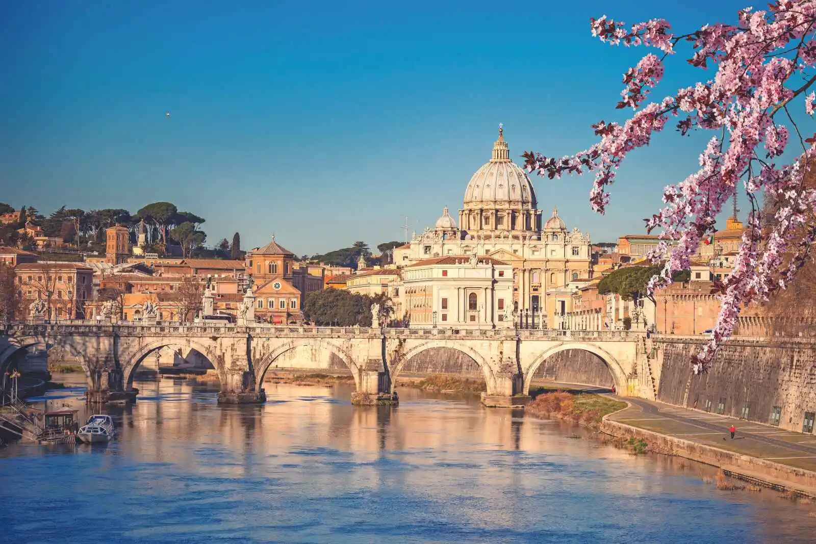 Vue sur le Tibre et la cathédrale Saint-Pierre, Rome, Italie