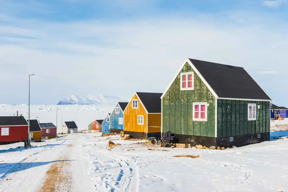Rangée de maisons en bois colorées, Qaanaaaq, Groenland