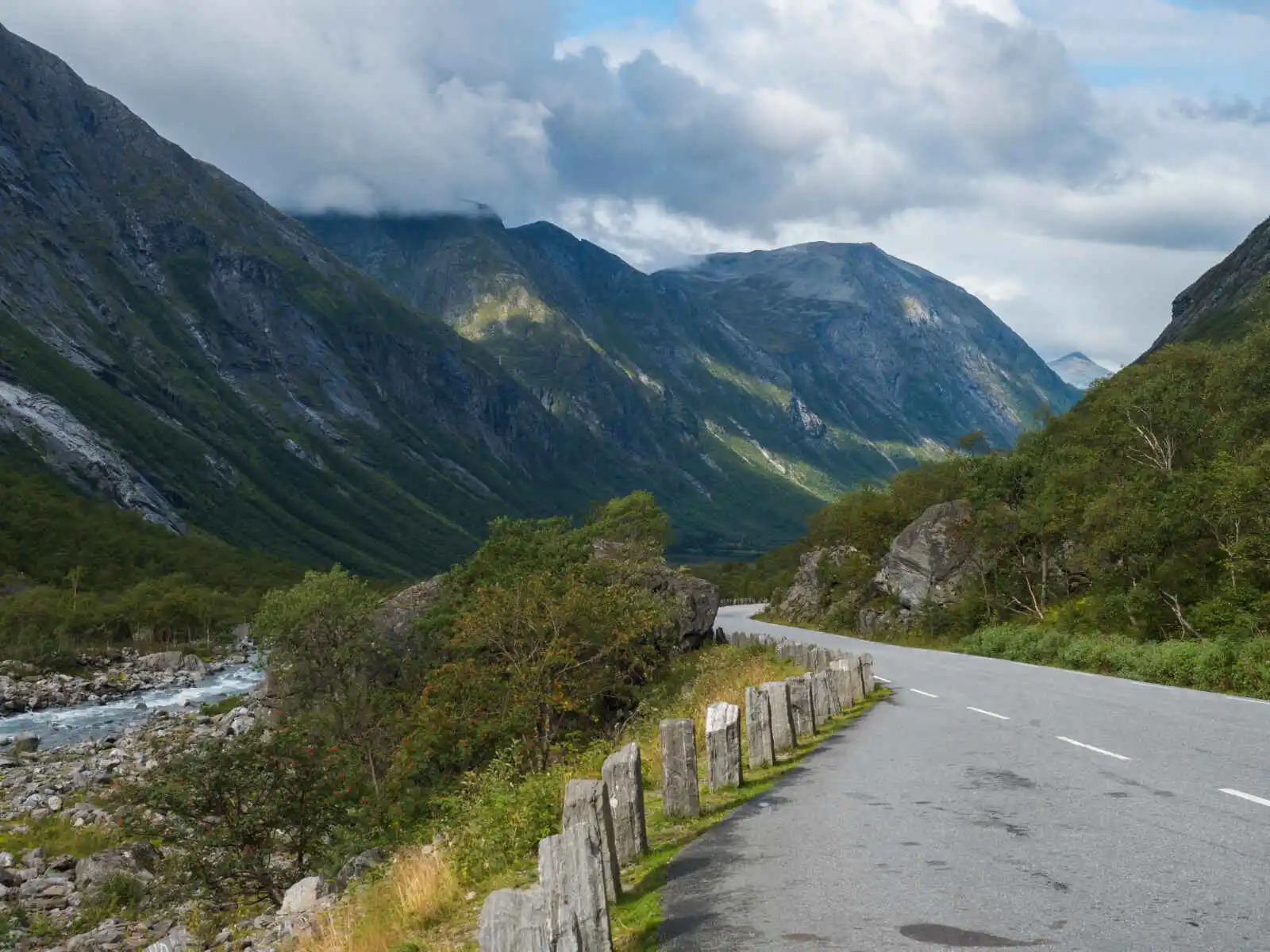 Route près du massif montagneux de Trolltindene, vallée de Romsdal, Norvège