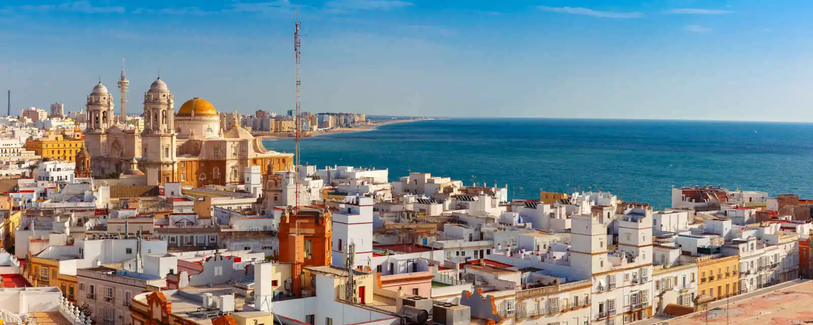 Vue aérienne sur les toits et la cathédrale Santa Cruz depuis la tour Tavira, Cadix, Andalousie, Espagne