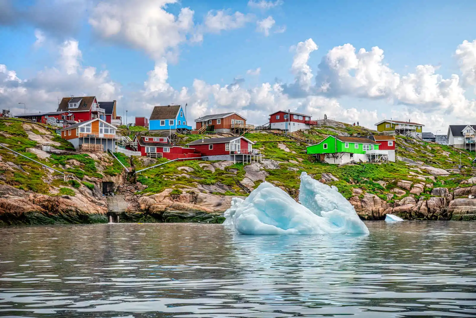 Icebergs flottant devant les maisons colorées de Ilulissat, Groenland