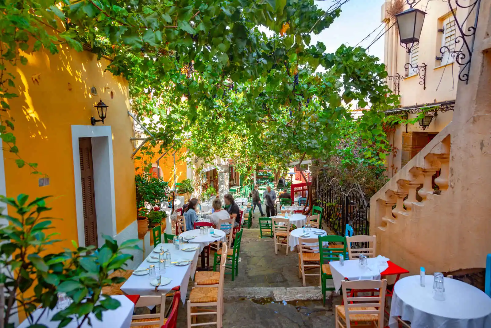 Café en plein air, quartier de Plaka, Athènes, Grèce