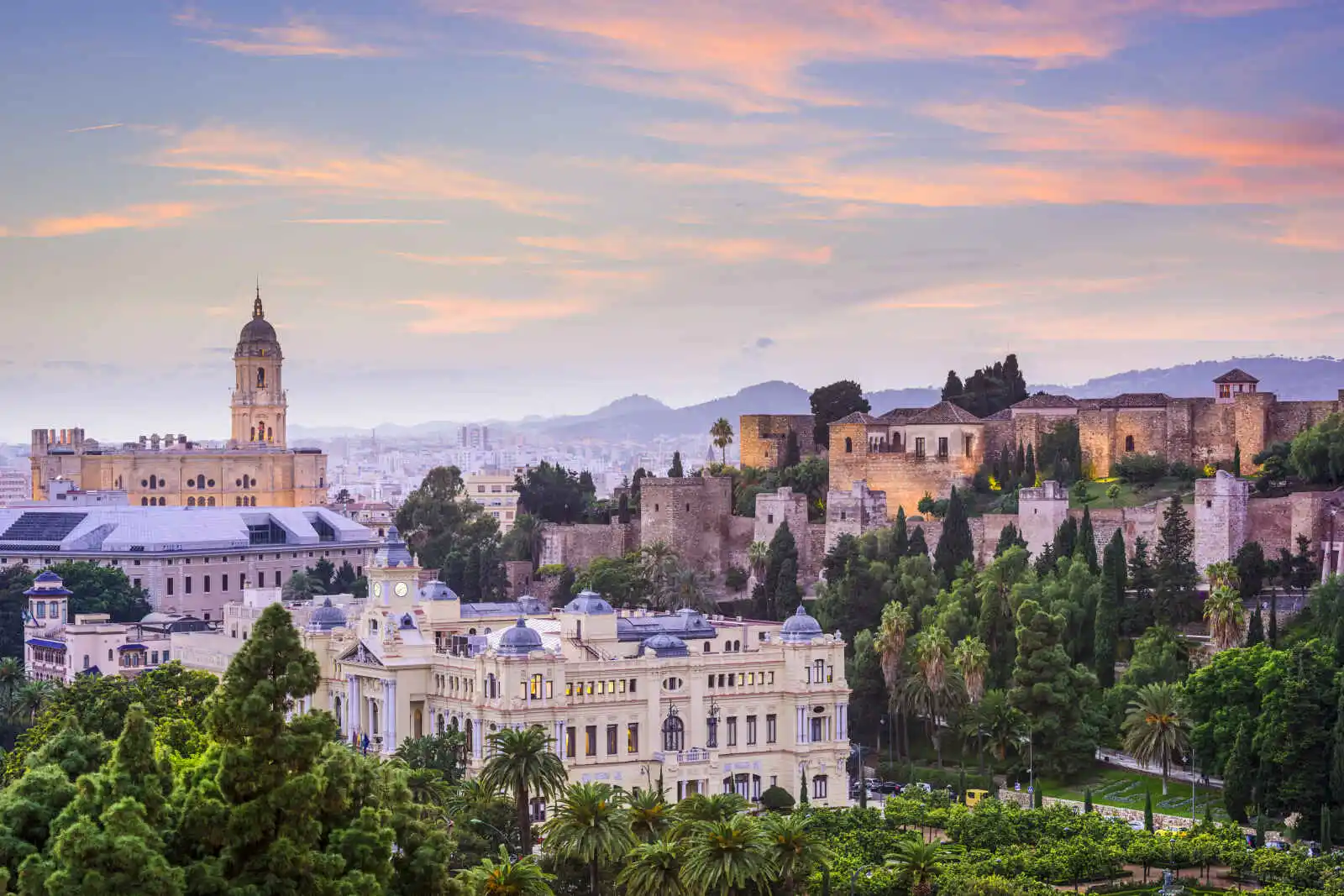Vue sur la cathédrale, l'hôtel de ville et la citadelle d'Alcazaba, Málaga, Espagne