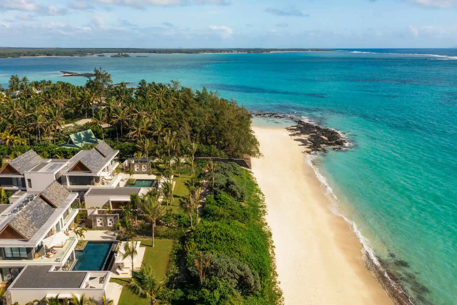 Image Private Homes, résidence 6 chambres front de mer avec piscine