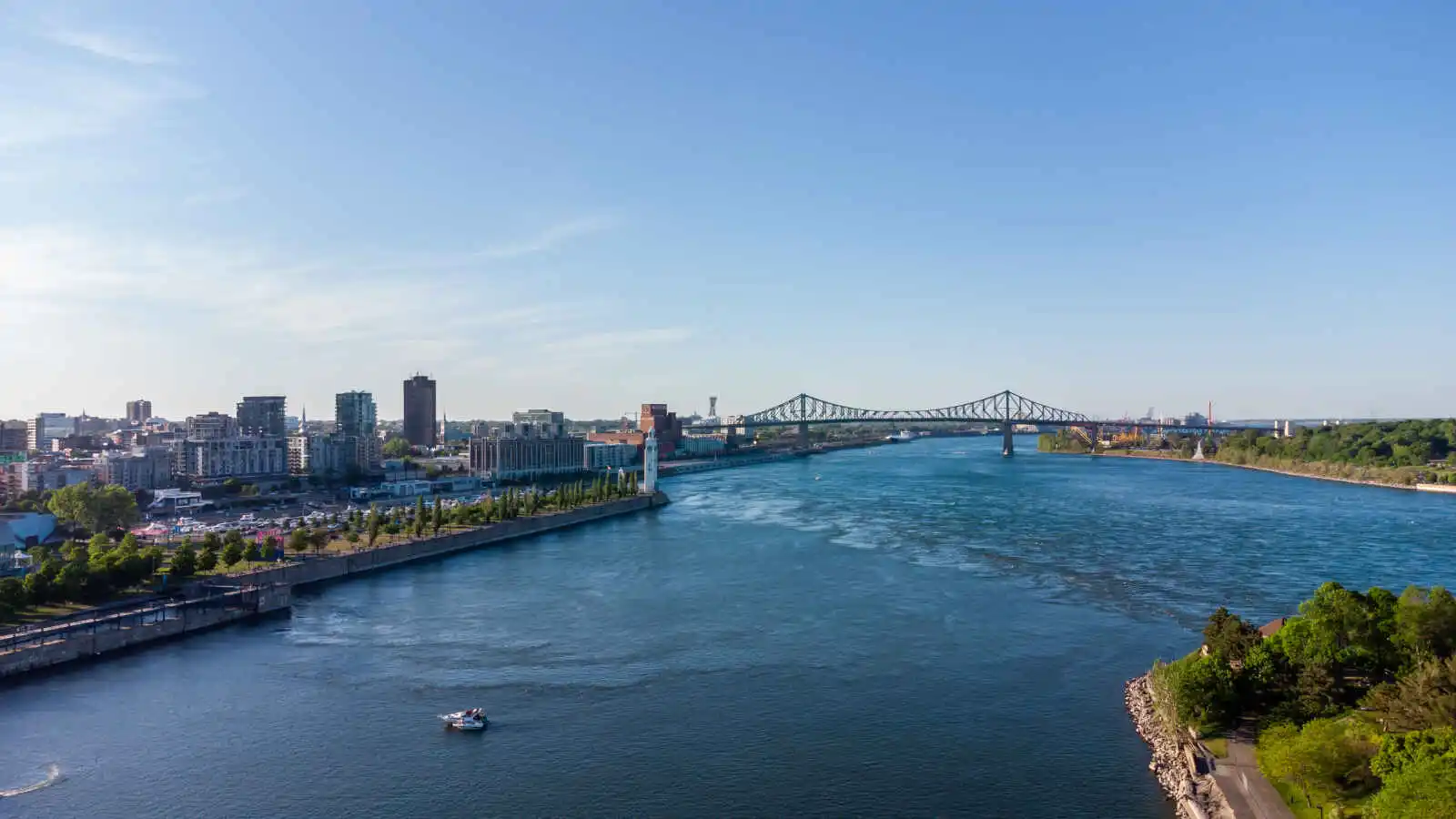 Vue sur le fleuve Saint-Laurent à Montréal, Québec, Canada