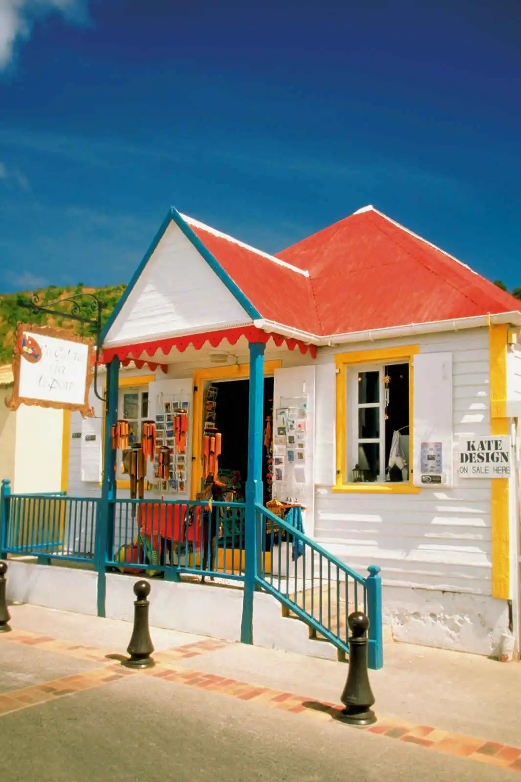 Façade d'un magasin au toit rouge, Gustavia