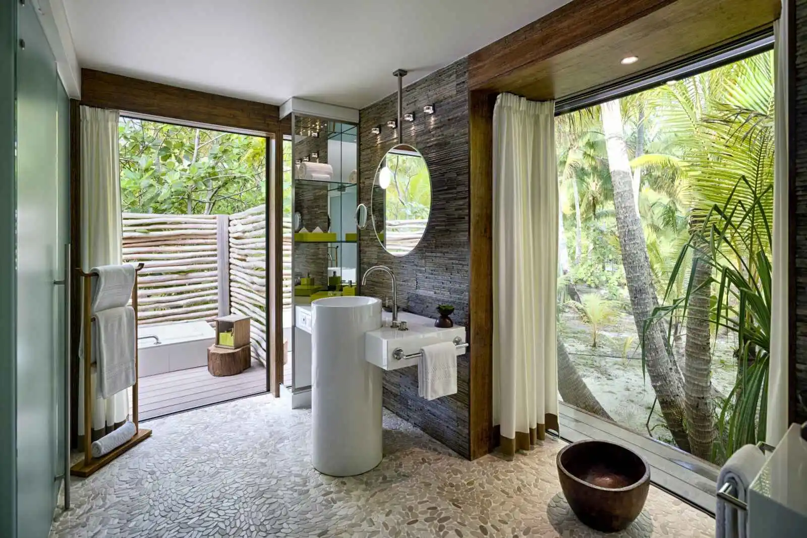 Salle de bain, villa une chambre, île-hôtel The Brando, île de Tetiaora