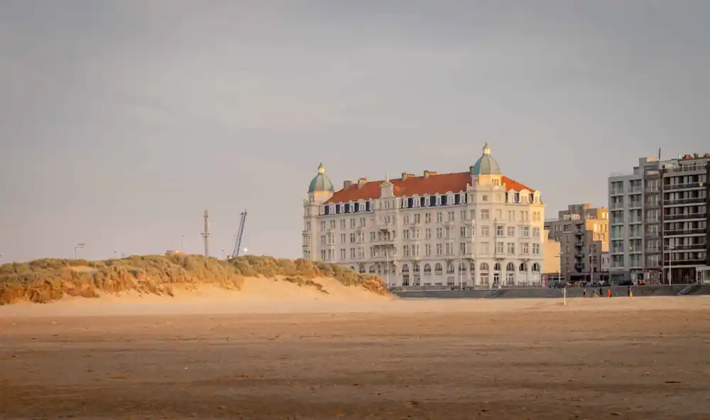 Bâtiment historique sur la plage de Zeebruges, Belgique