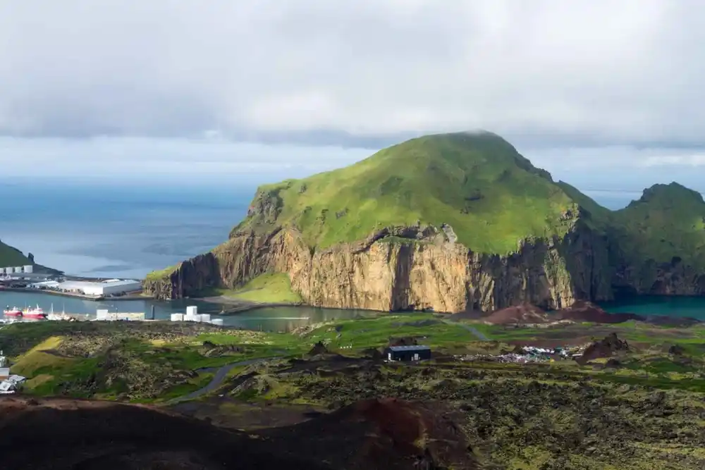 Vue aérienne de la ville de Heimaey depuis le volcan Eldfell, Islande