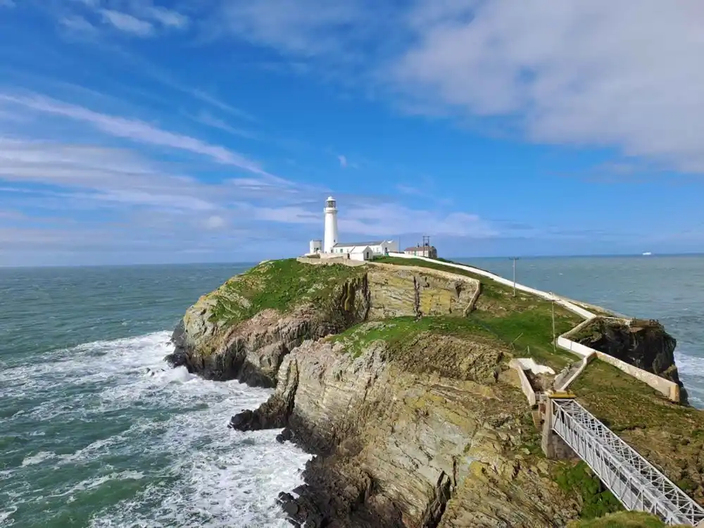Le phare de South stack à Holyhead, Pays de Galles, Royaume-Uni