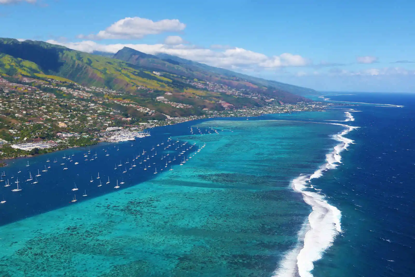 Vue aérienne sur la barrière de corail, Papeete