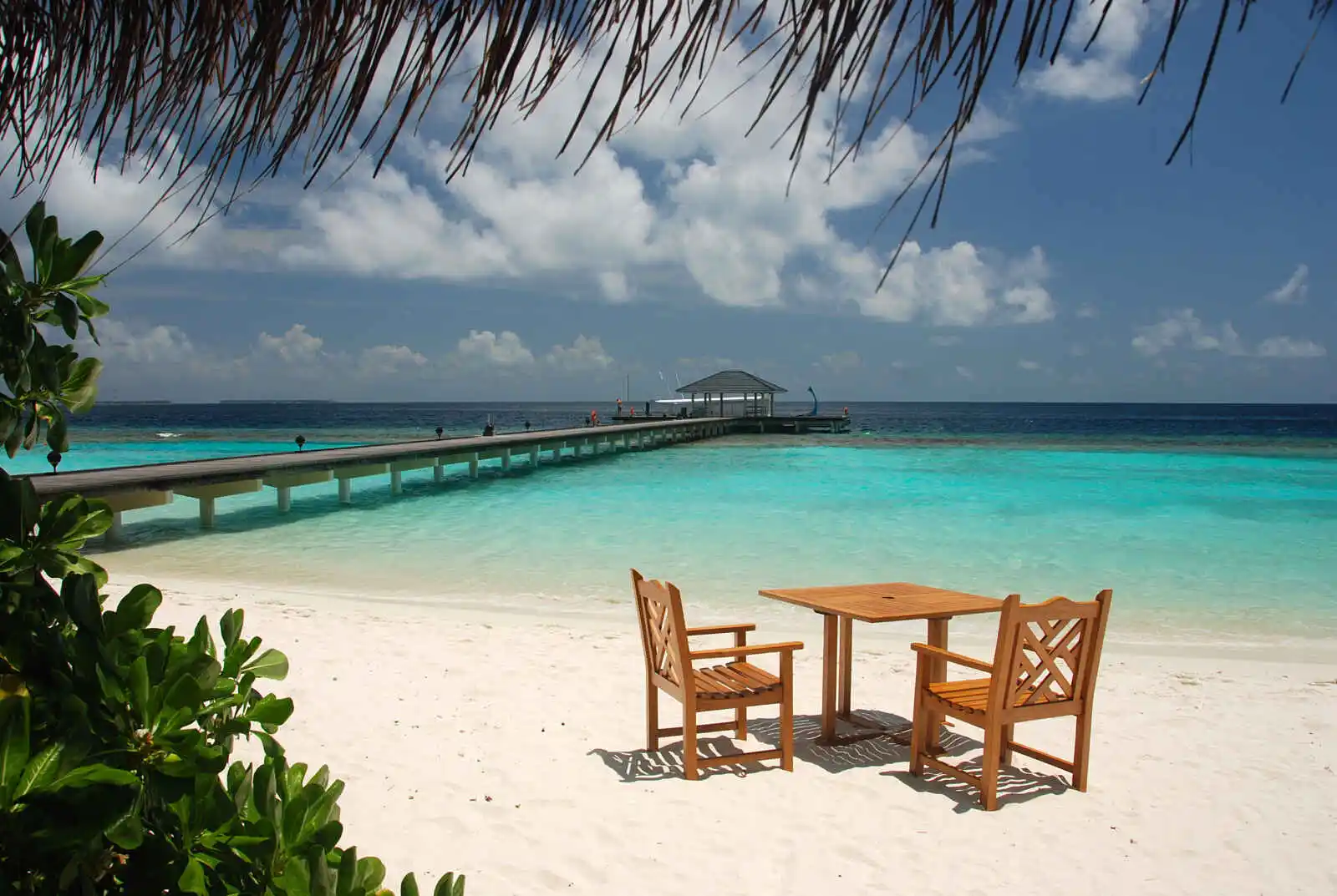 Chaises et table sur la plage, atoll de Baa