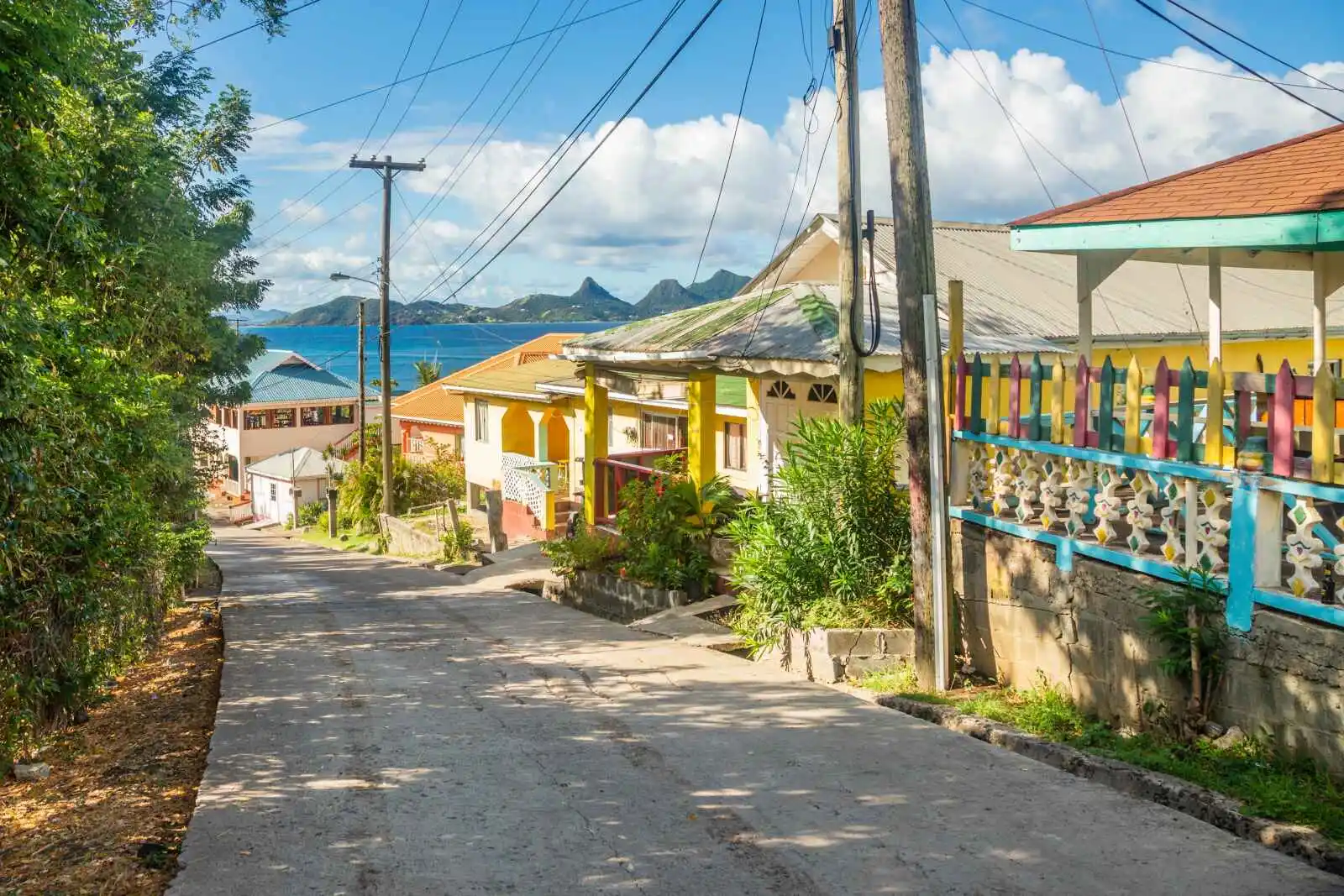 Rue colorée, Île de Mayreau, Saint-Vincent-et-les-Grenadines, Caraïbes