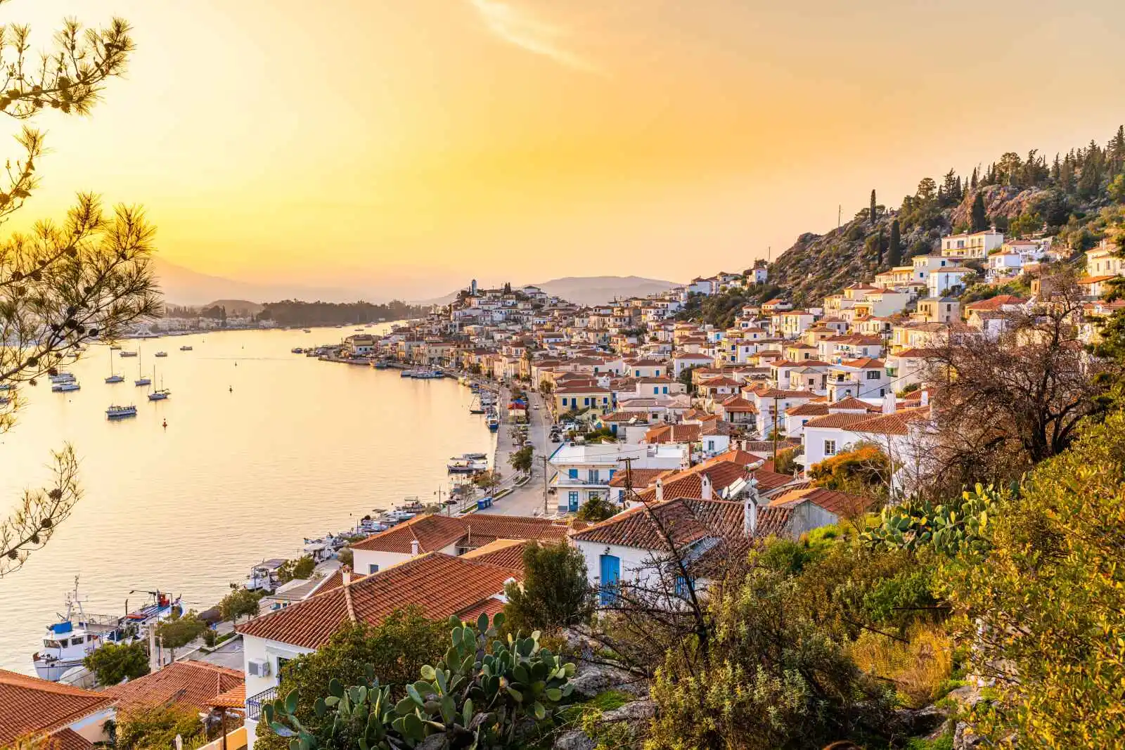 Coucher de soleil sur l'île de Poros, Iles Saroniques, Grèce