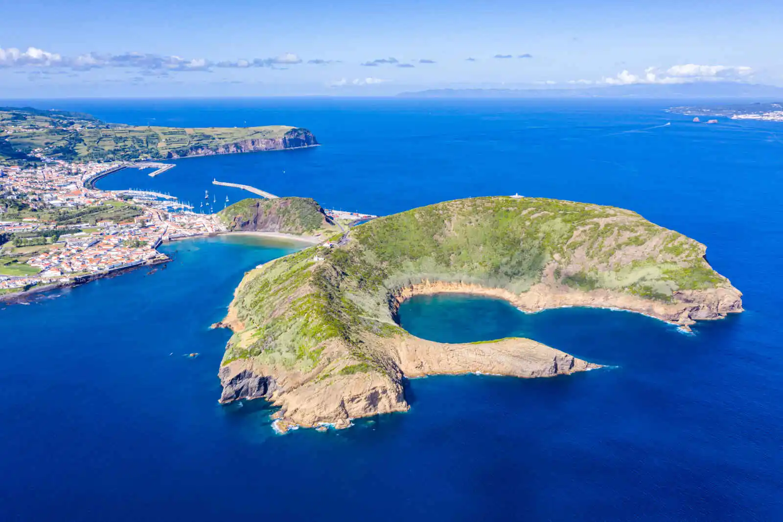 Caldeira face à la ville d'Horta, île de Faial, Açores, Portugal