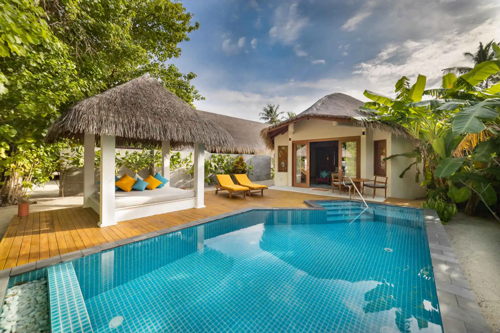 Image Villa plage avec piscine et bain à remous.