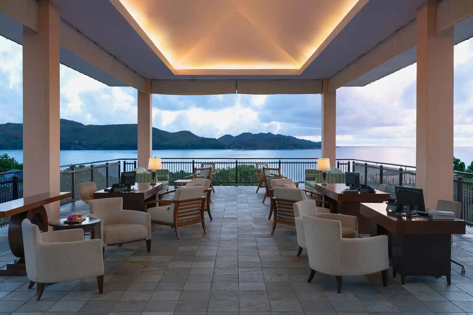 Réception de l'hôtel Raffles Seychelles