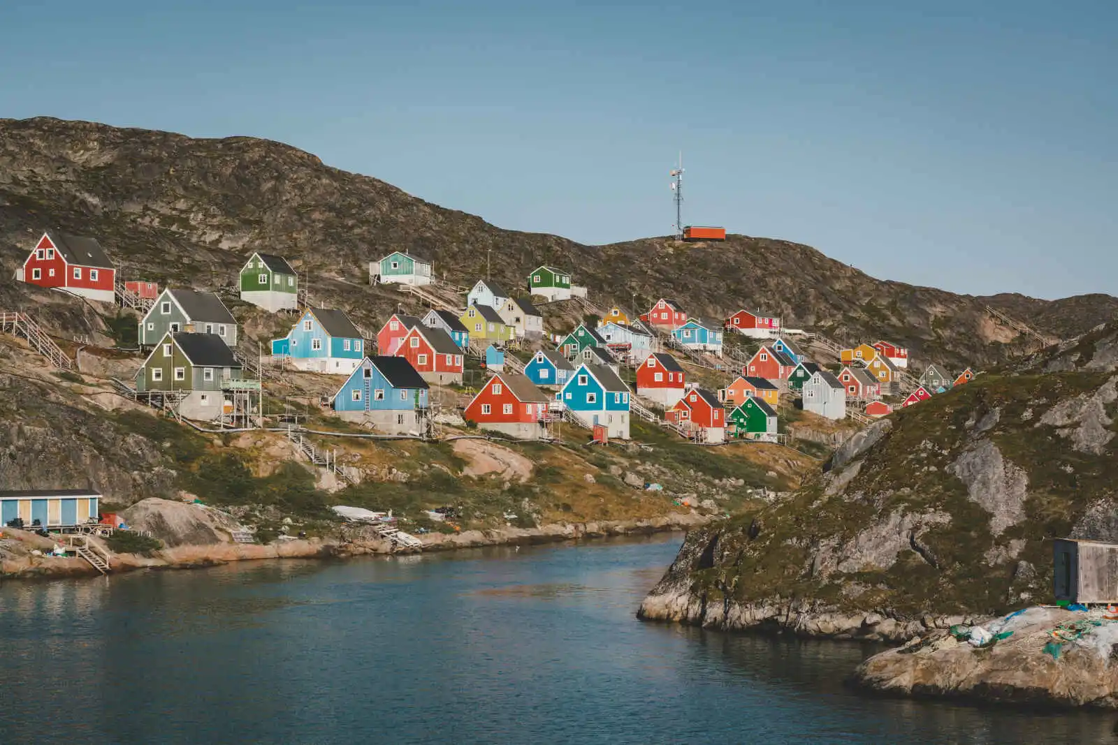 Maisons colorées dans les collines de Kangaamiut, Groenland