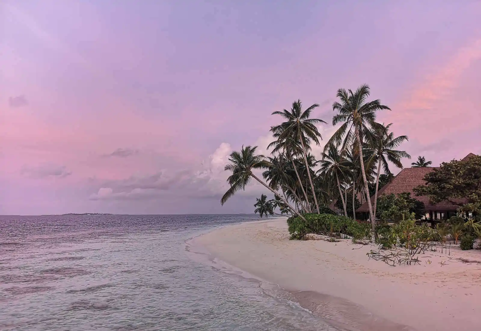 Coucher de soleil sur la plage, atoll de Baa