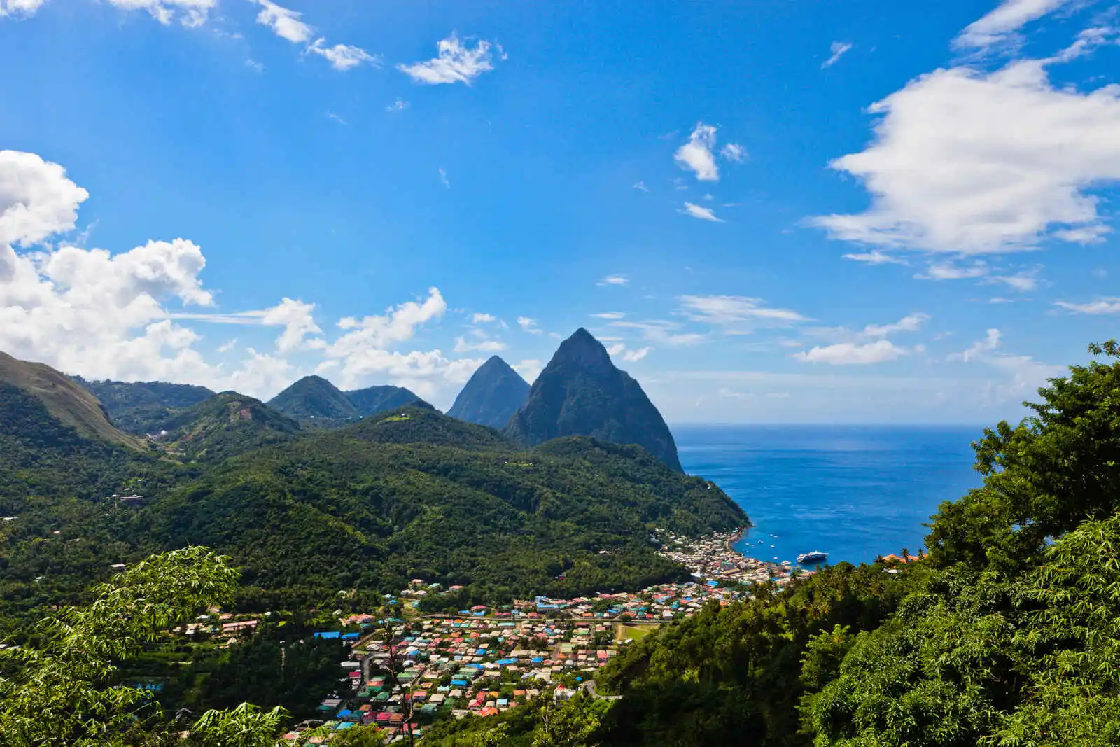 Village de Soufrière et pitons, Sainte-Lucie