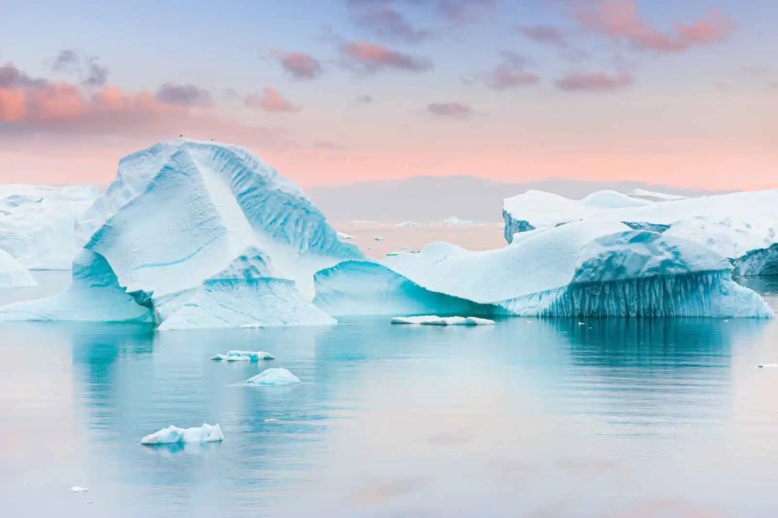 Icebergs au coucher du soleil, océan Arctique