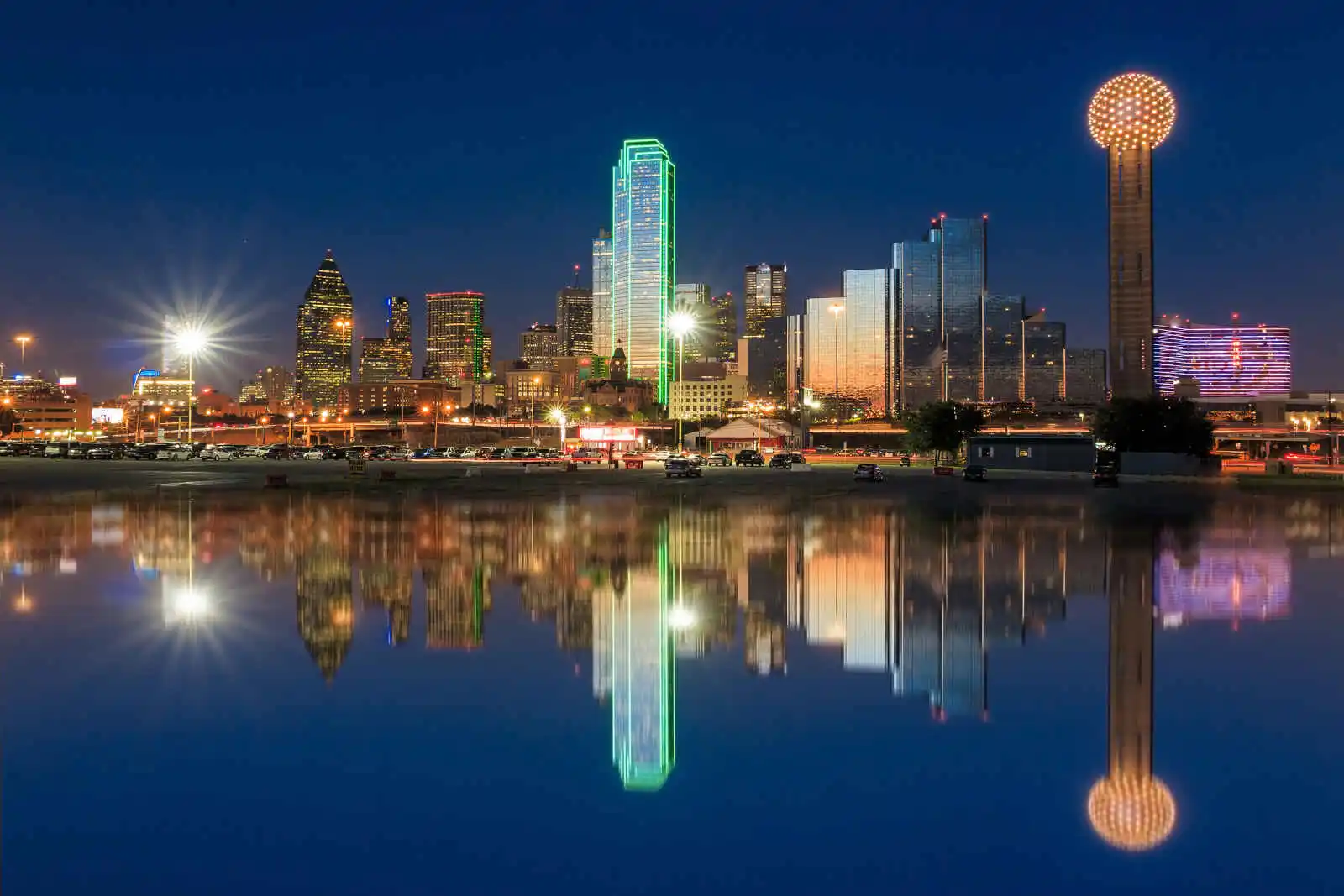 Skyline de nuit et la Trinity River, Dallas, Texas, Etats-Unis