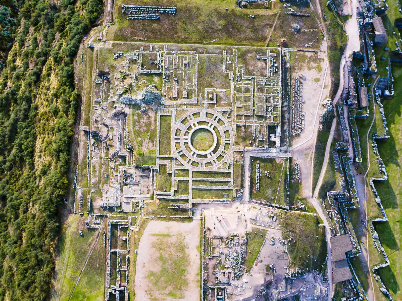 Vue aérienne du fort de Sacsayhuaman, région de Cuzco