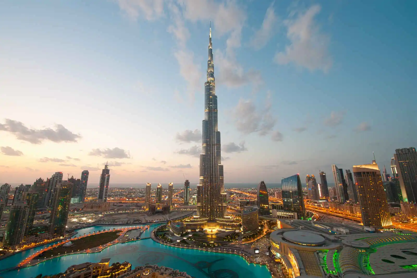 Skyline de Dubaï au coucher du soleil