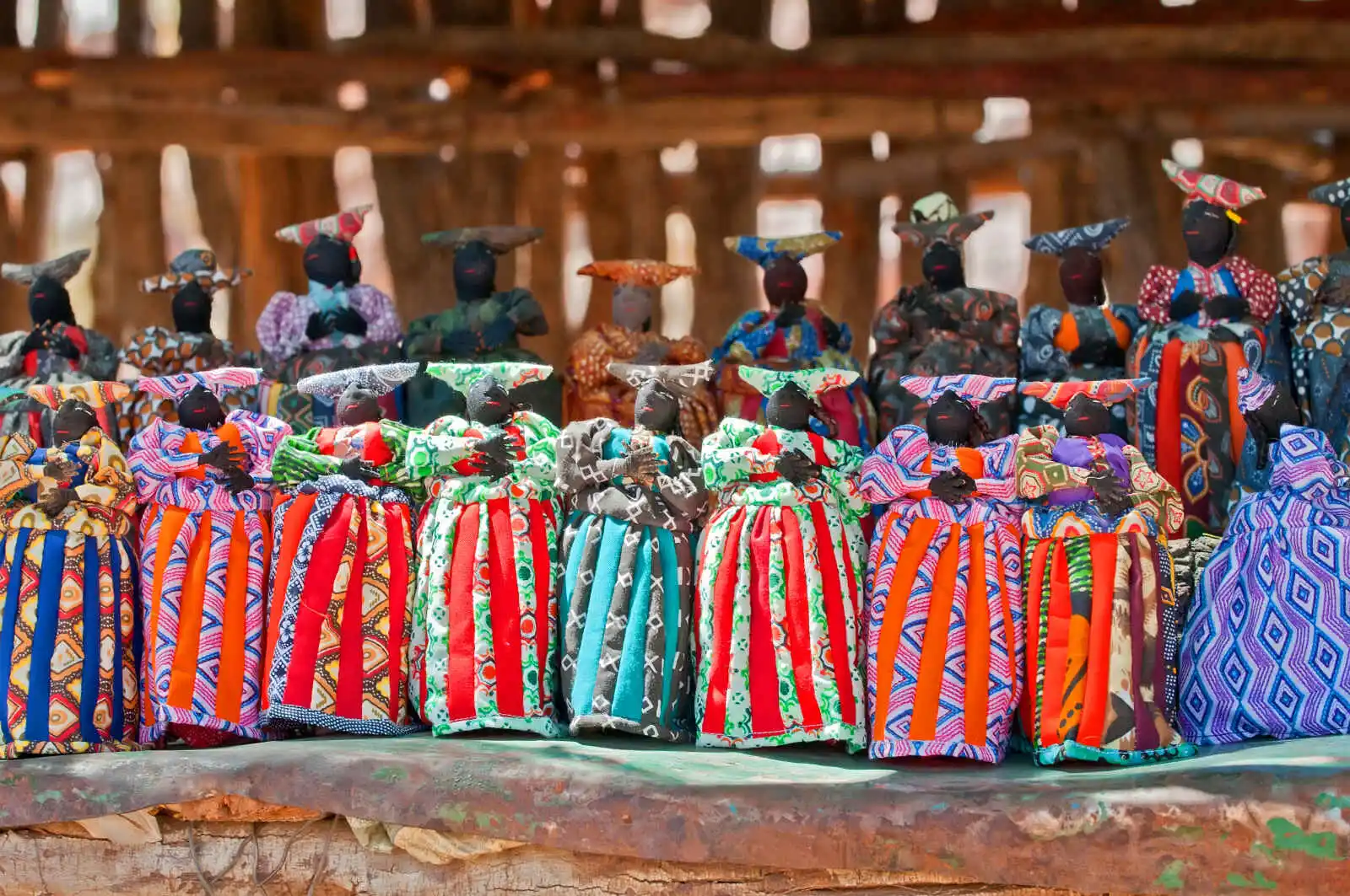 Poupées Herero en vente sur un marché, Windhoek