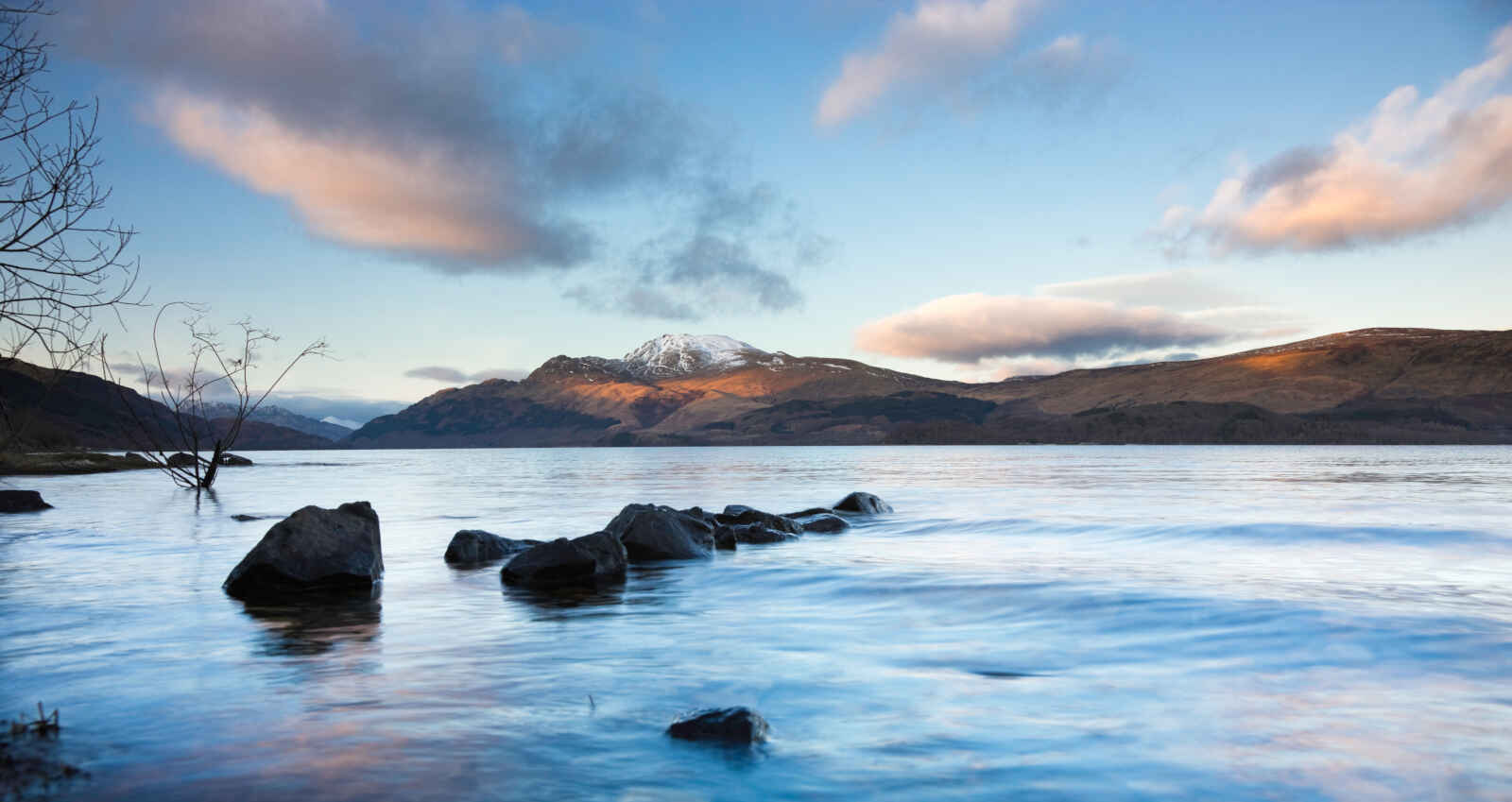 Loch Lomond et Ben Lomond (montagne) au coucher du soleil, Highlands, Écosse, Royaume-Uni