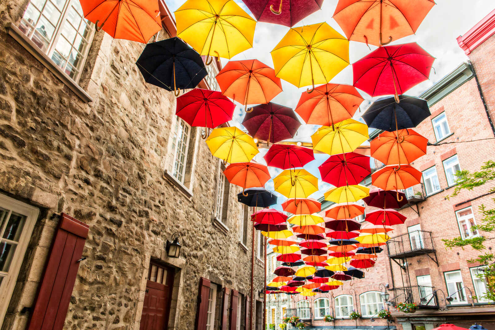 Parapluies suspendus, Rue Petit Champlain, Ville de Québec, Québec, Canada