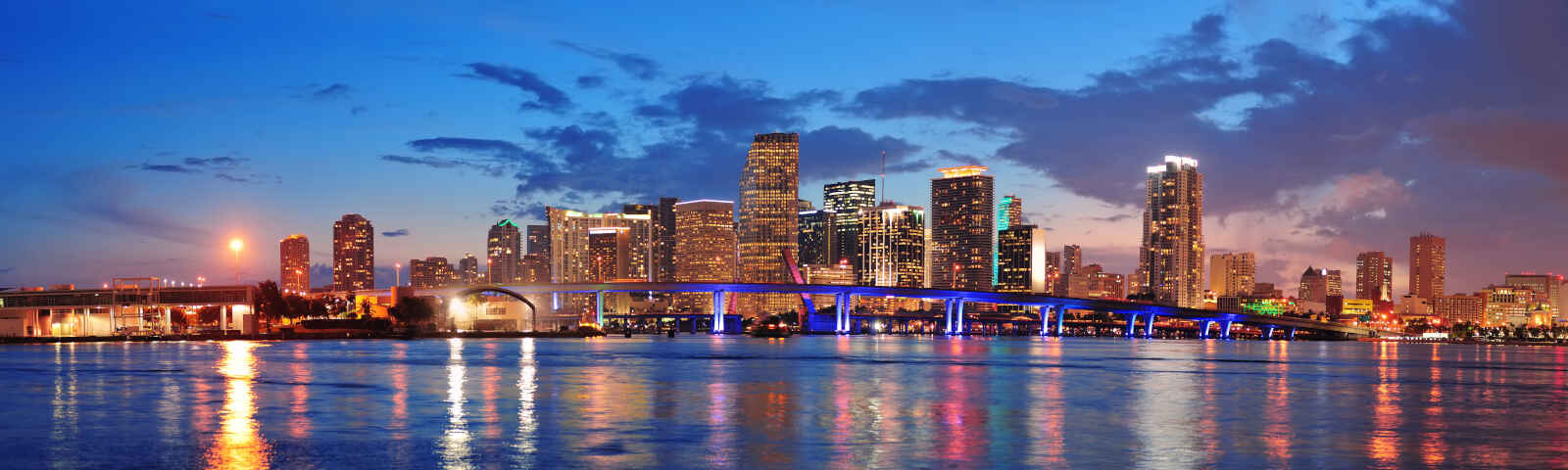 Skyline de nuit de Miami, Floride, États-Unis
