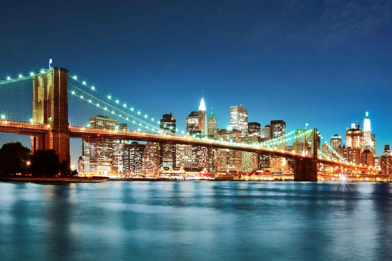 Pont de Brooklyn illuminé la nuit, New York, États-Unis