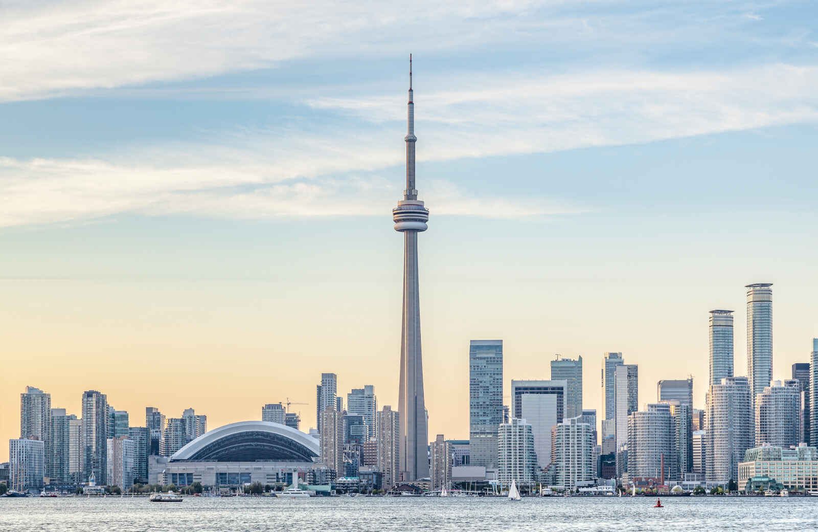 Vue sur le centre-ville de Toronto (tour CN et gratte-ciel du quartier financier), Toronto, Ontario, Canada